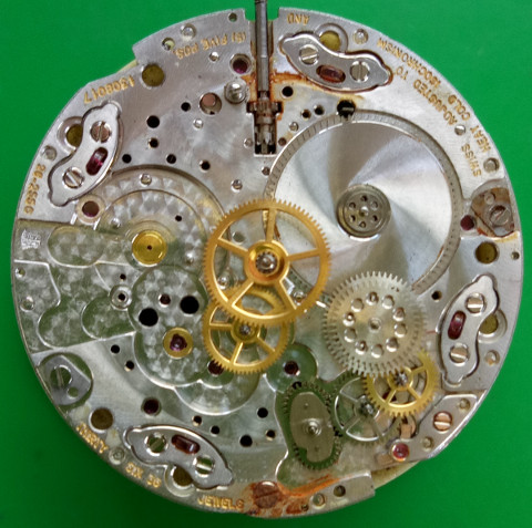Patek Philippe Kal 28-255 the gear train and the parts of the elevator before the repair